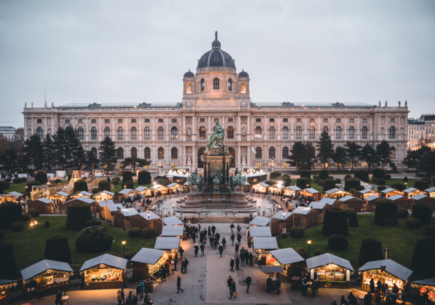     Christmas Market in front of the Kunsthistorisches Museum Vienna / Kunsthistorisches Museum, Vienna